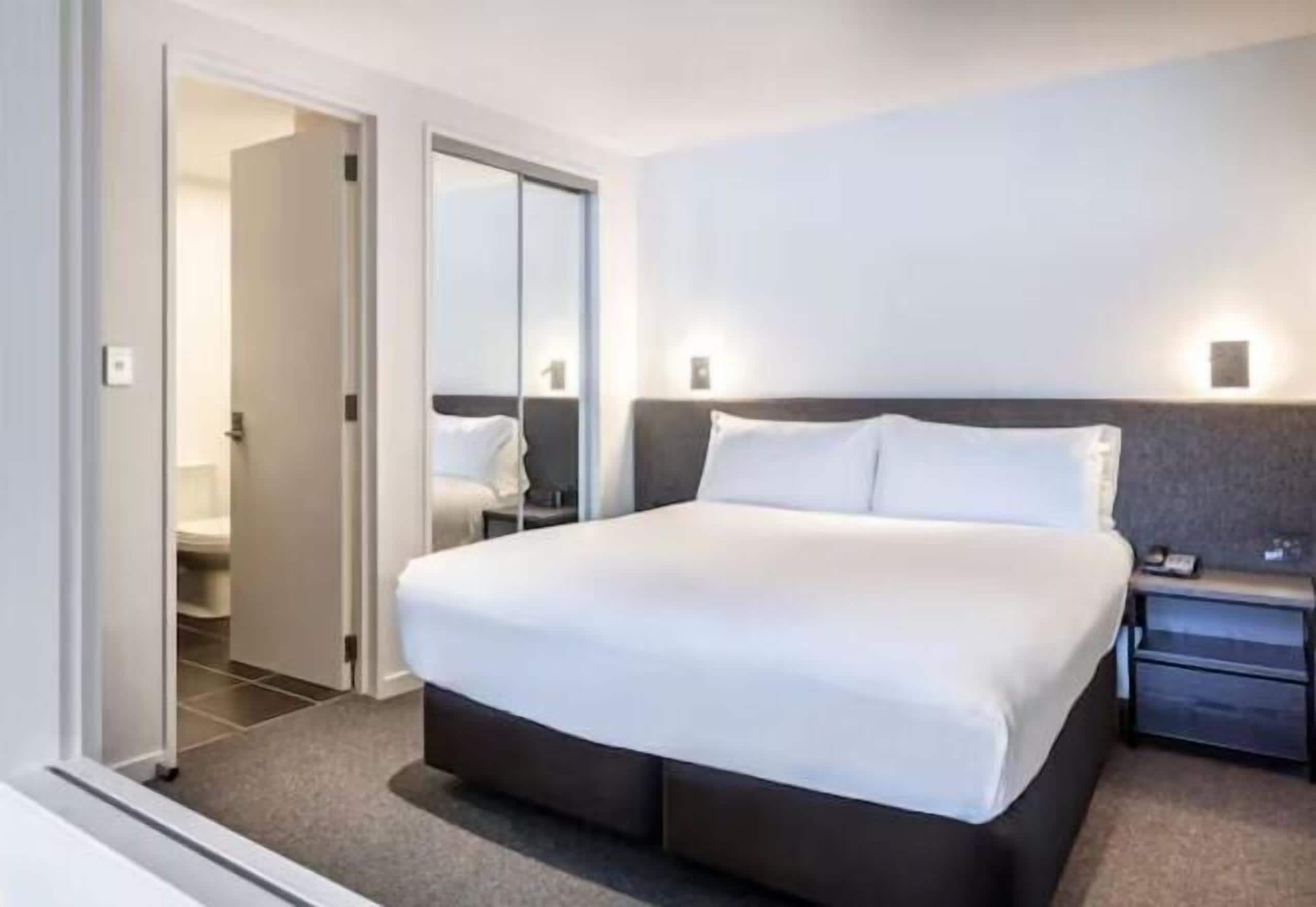 Roupas de cama premium, frigobar, cofres nos quartos