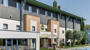Un hotel B&B con diseño moderno, que cuenta con recepción, zona de estar al aire libre y aparcamiento.