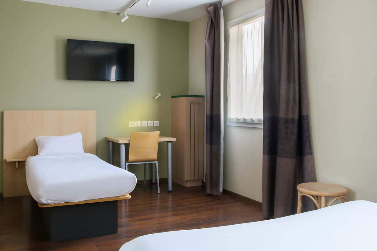Schreibtisch, Verdunkelungsvorhänge, schallisolierte Zimmer