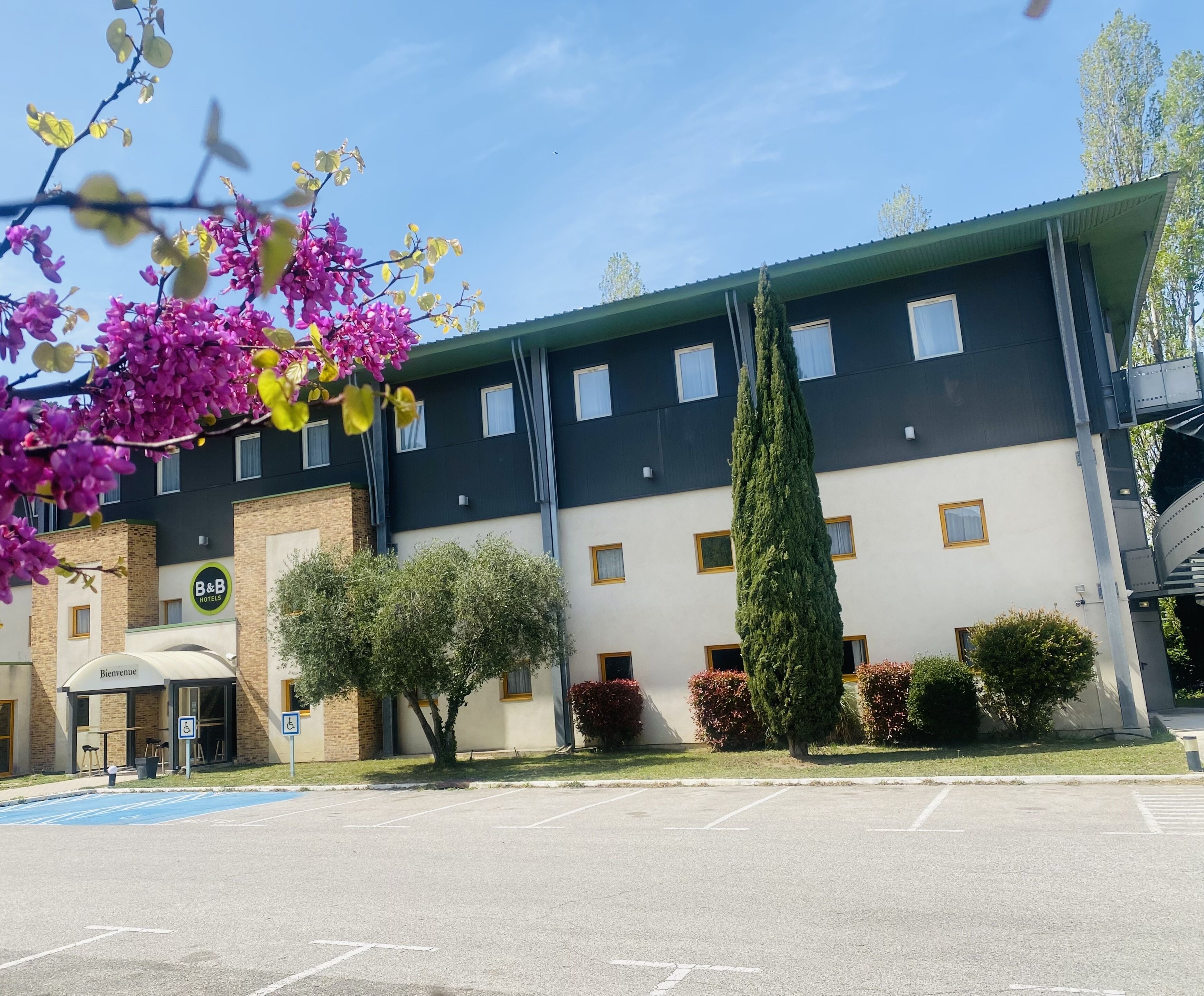 Ein Bed and Breakfast Hotel mit modernem Design, inklusive Parkplatz und einladendem Eingang.