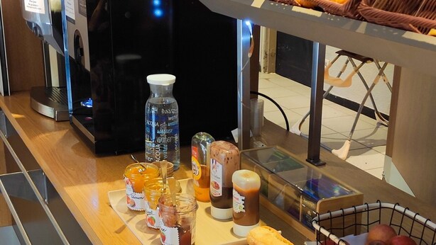 Un bufé de desayuno con diversas opciones de comida y bebidas.