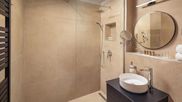 Deluxe Apartment with 2 bedrooms | Bathroom | Combined shower/bathtub, designer toiletries, hair dryer, towels