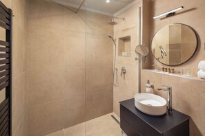 Deluxe Apartment with 2 bedrooms | Bathroom | Combined shower/bathtub, designer toiletries, hair dryer, towels - Escala Hotel & Suites (Budapest)
