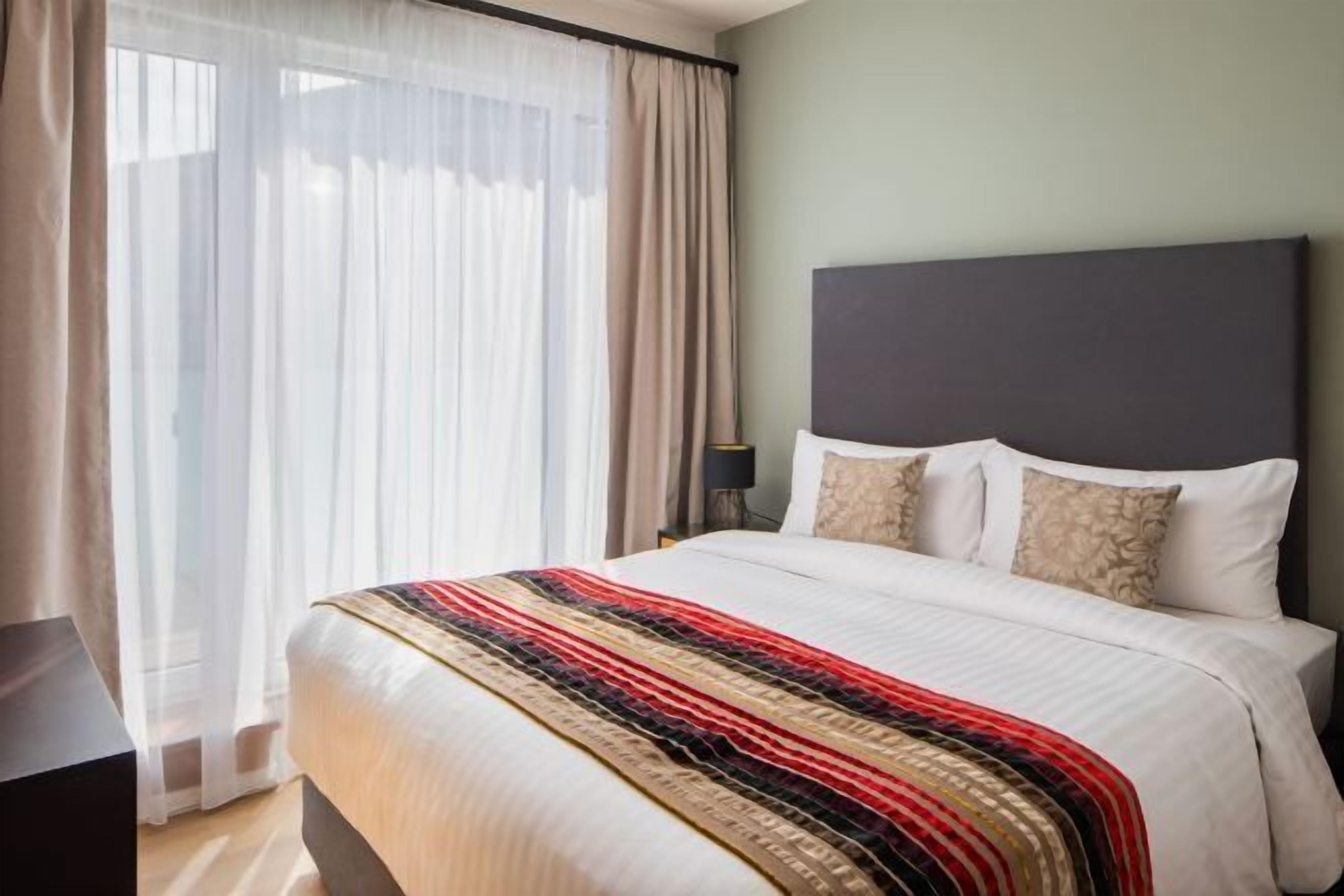 Premium bedding, in-room safe, desk, blackout drapes