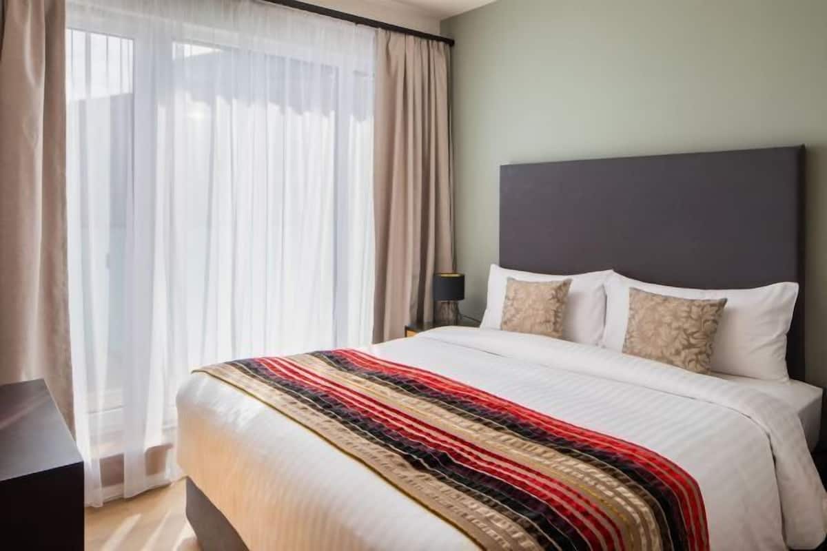 Ropa de cama de alta calidad y caja de seguridad en la habitación