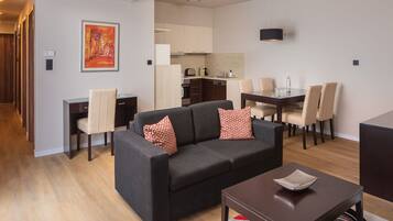 Executive Suite, 2 Bedrooms | Private kitchen