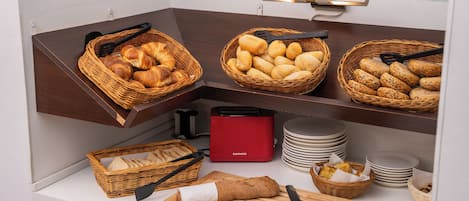 Colazione a buffet, servita tutte le mattine (15 EUR a persona)