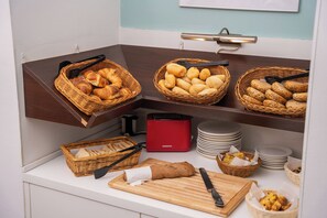 Petit déjeuner buffet servi tous les jours en supplément