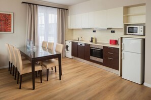 Three Bedroom Penthouse Suite  | Private kitchen | Fridge, microwave, oven, stovetop - Escala Hotel & Suites (Budapest)