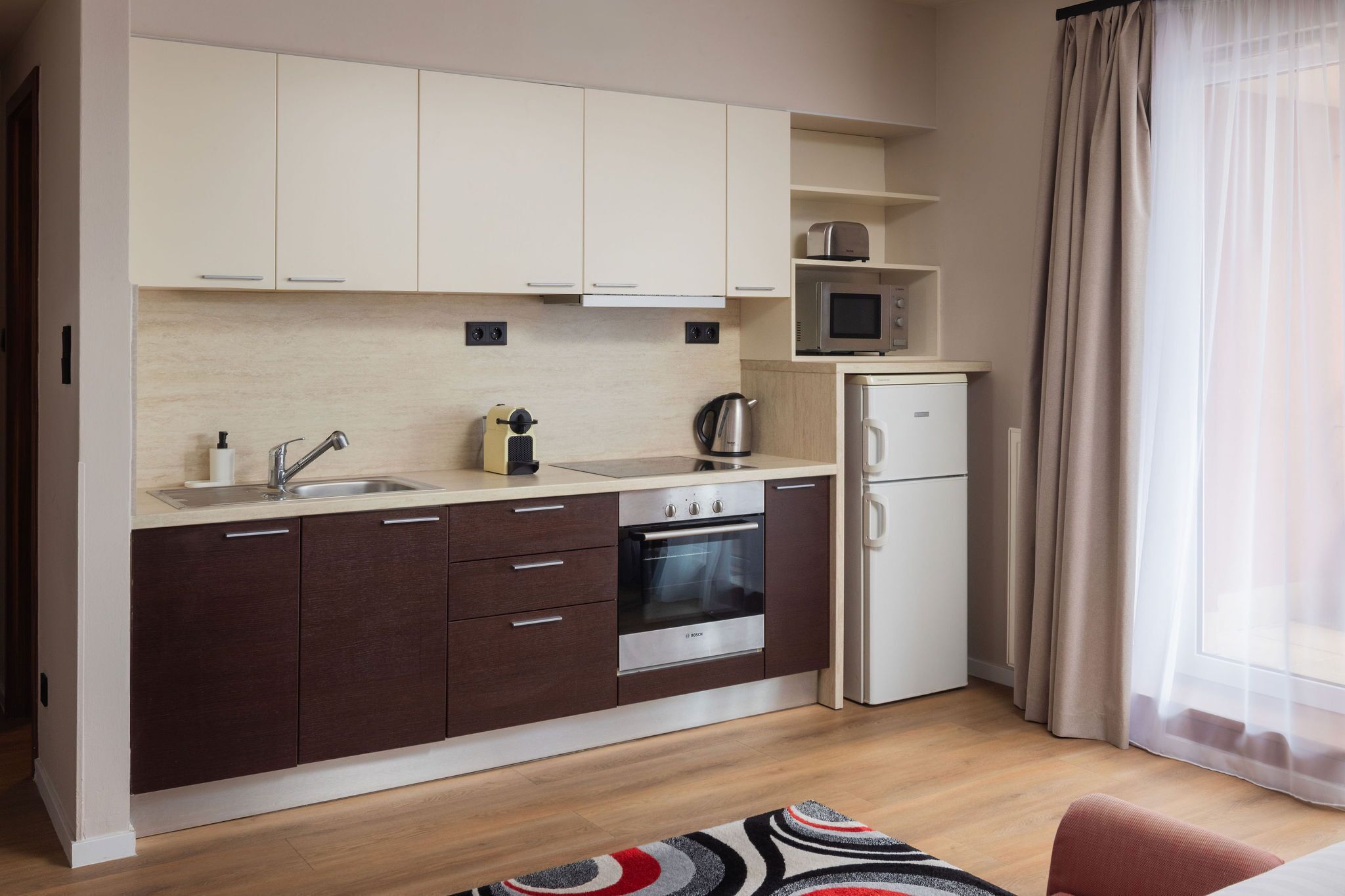 deluxe studio suite | private kitchen | fridge, microwave, oven, stovetop