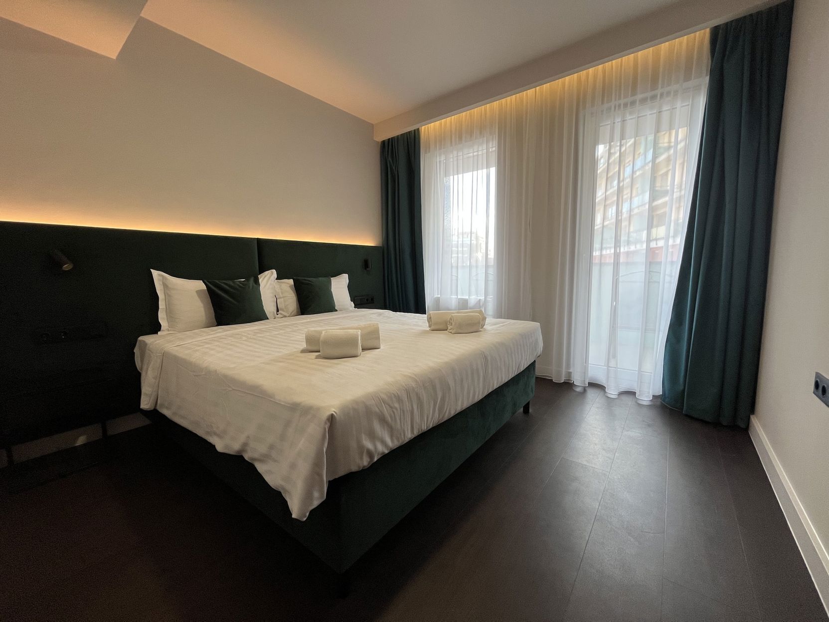 Premium bedding, in-room safe, desk, blackout drapes