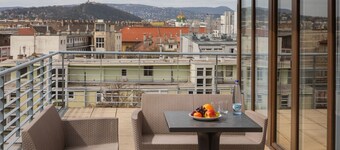 Escala Hotel & Suites