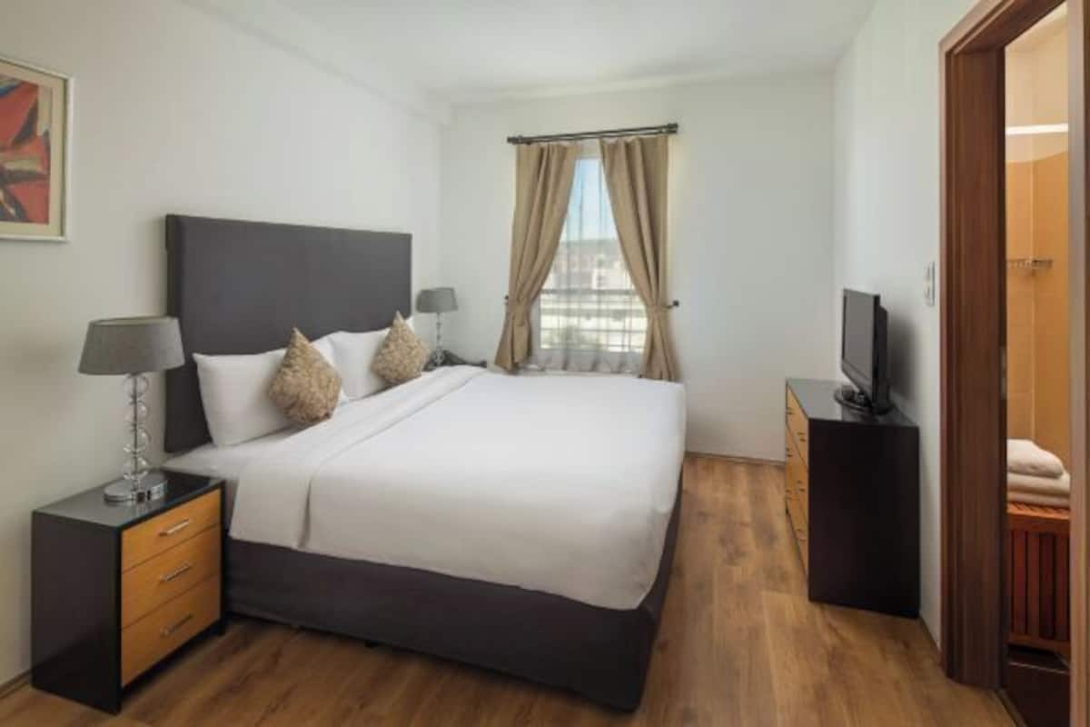 Ropa de cama de alta calidad y caja de seguridad en la habitación