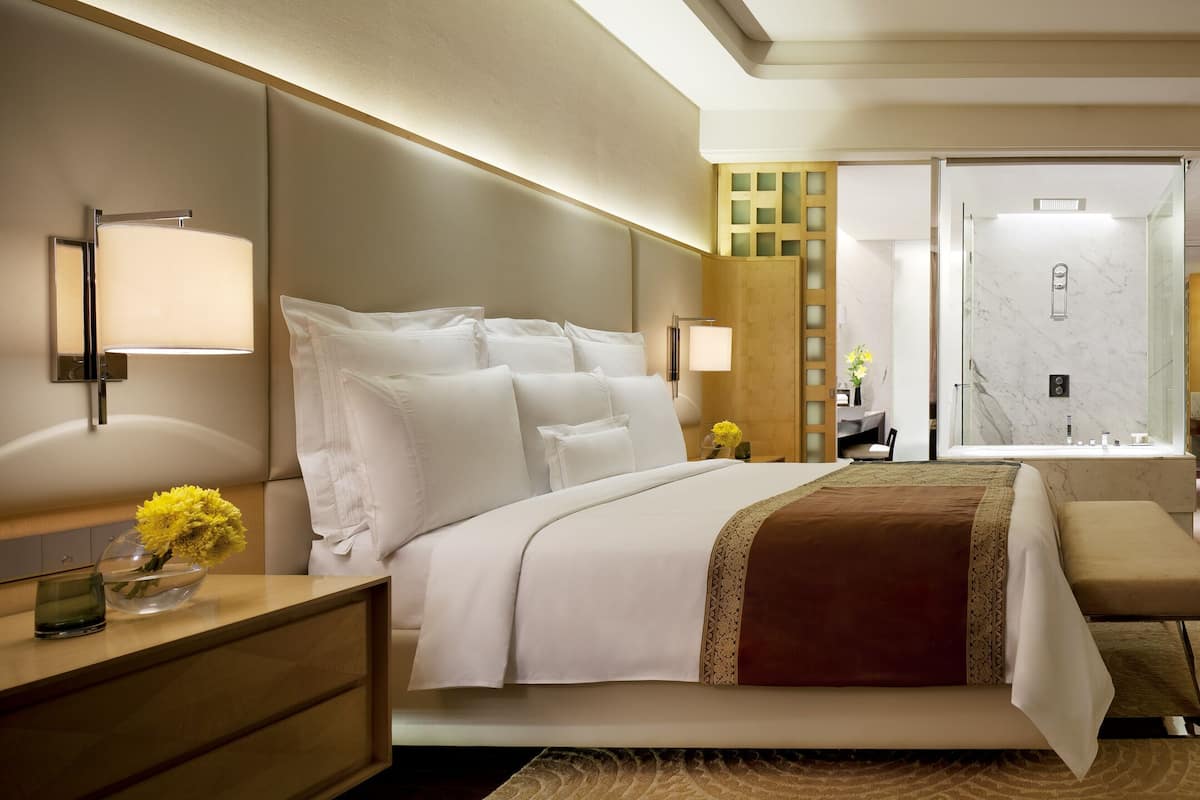 Minibar, in-room safe, laptop workspace, blackout drapes