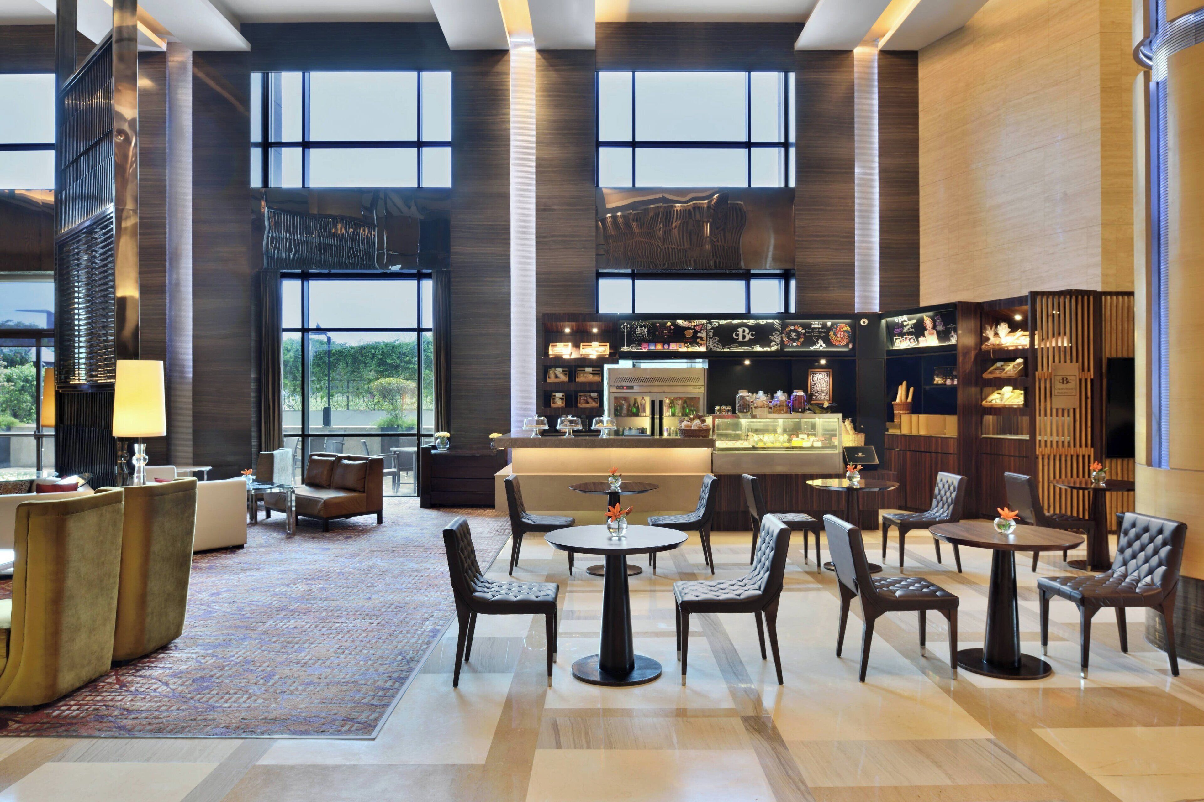 Middag serveres, indiske retter