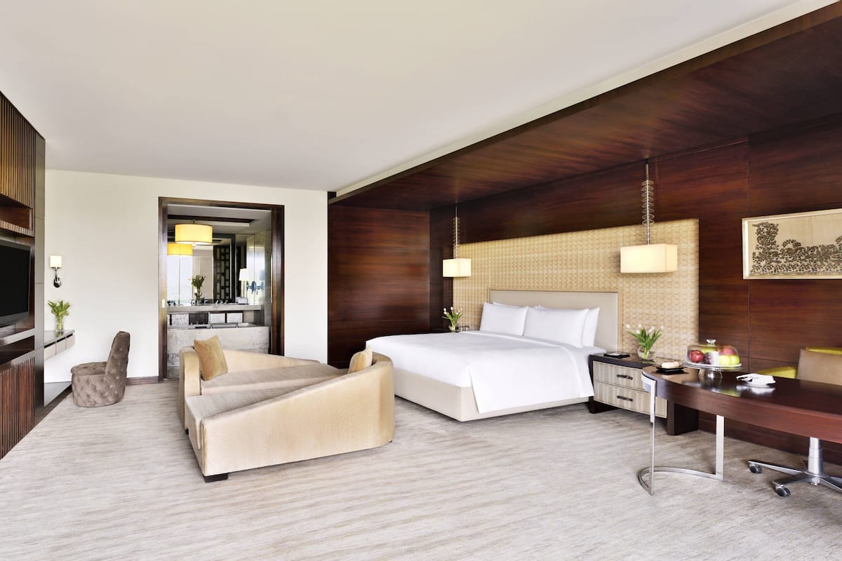 Minibar, in-room safe, laptop workspace, blackout curtains