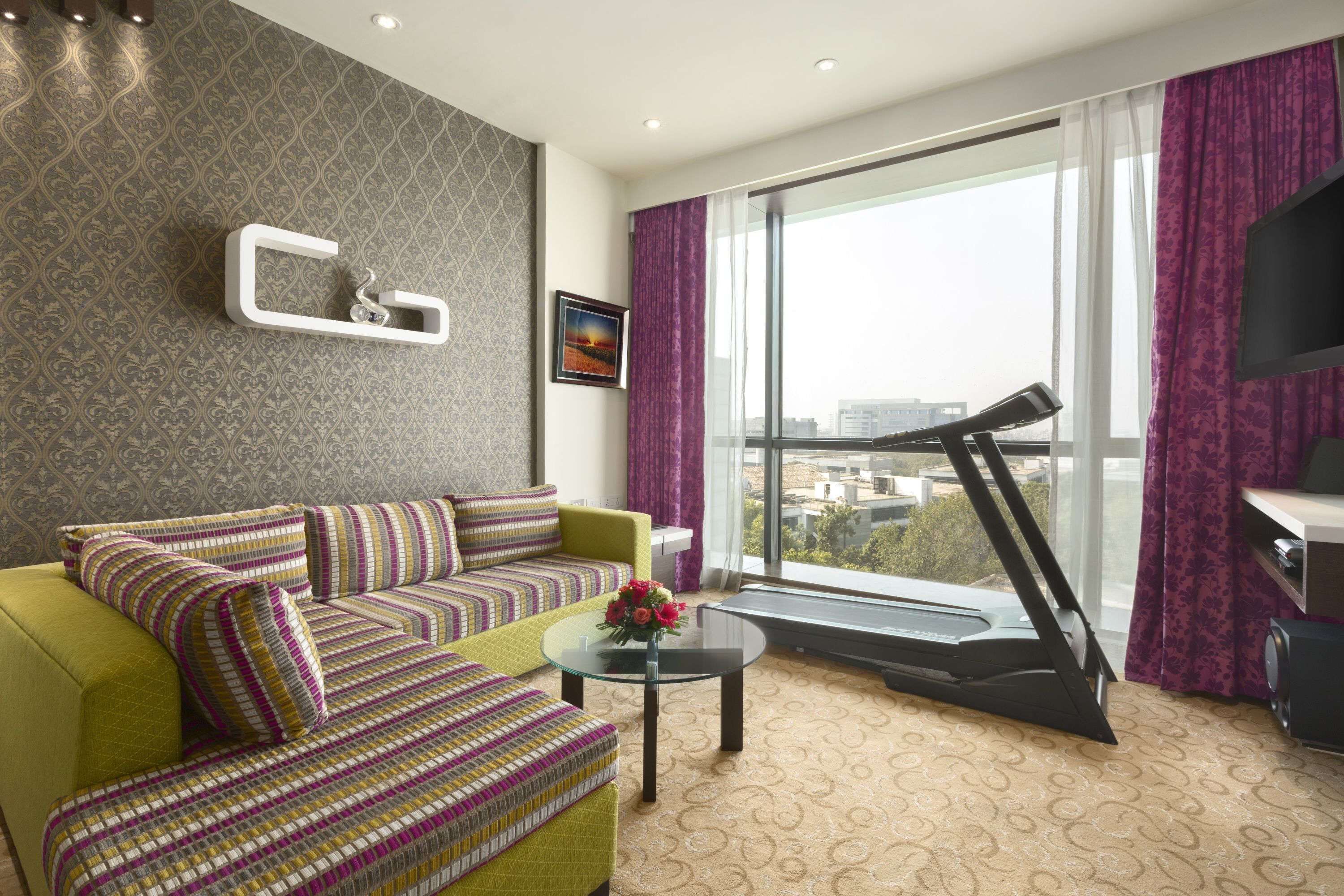 أغطية فراش متميزة وميني بار وخزنة داخل الغرفة ومكتب