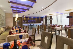3 restaurants, breakfast served - Ramada by Wyndham Navi Mumbai (Navi Mumbai)
