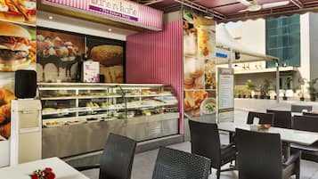 3 restaurantes, se sirve desayuno