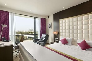 Premium bedding, minibar, in-room safe, desk - Ramada by Wyndham Navi Mumbai (Navi Mumbai)