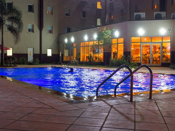Outdoor pool, pool umbrellas, sun loungers