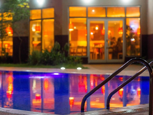 Piscine extérieure, parasols de plage, chaises longues