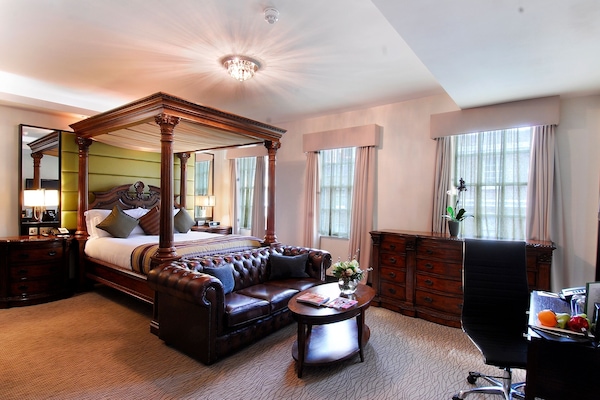 Deluxe Suite | In-room safe, desk, soundproofing, iron/ironing board