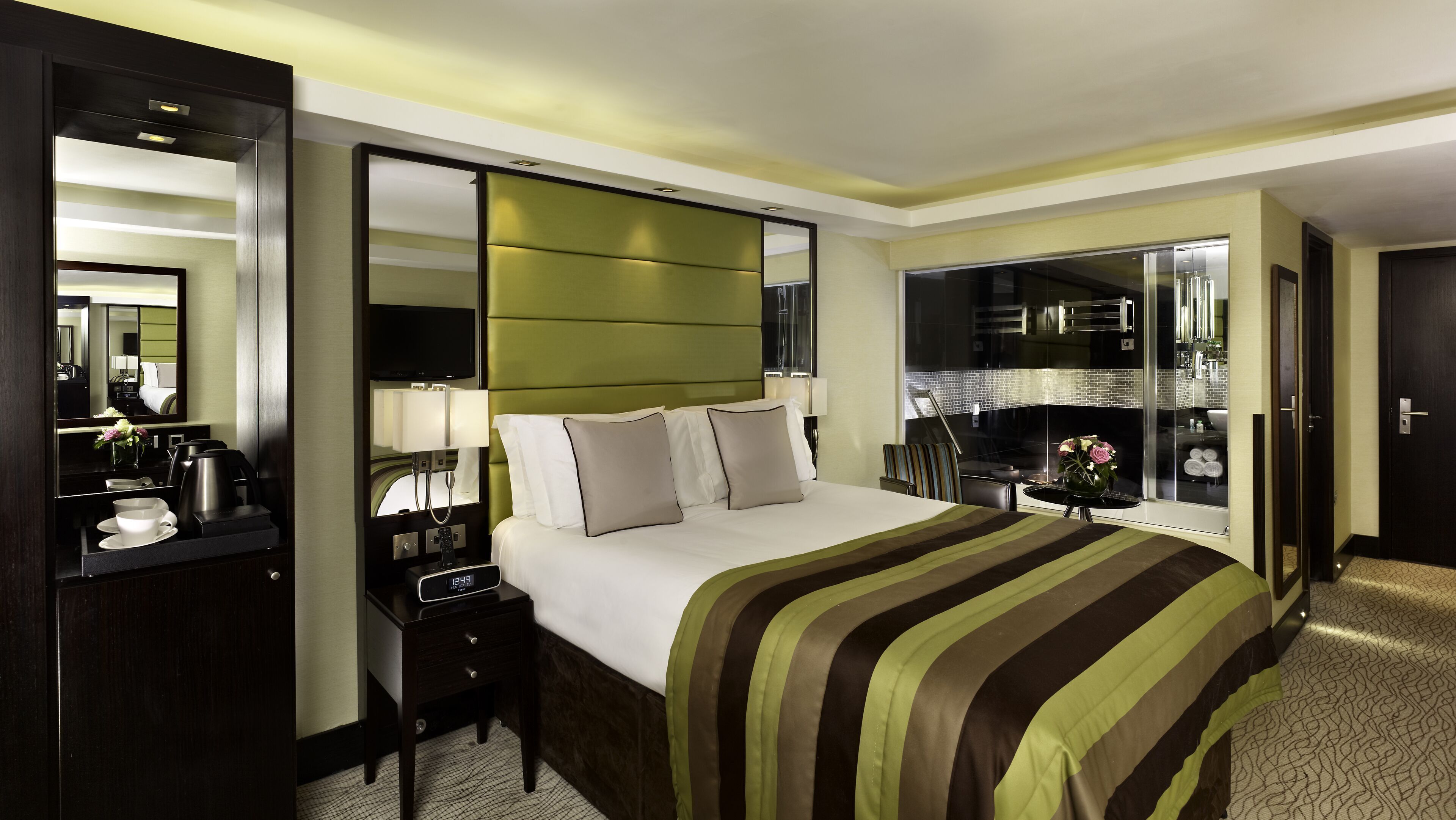 Χρηματοκιβώτιο στο δωμάτιο, γραφείο, ηχομόνωση, σίδερο/σιδερώστρα 