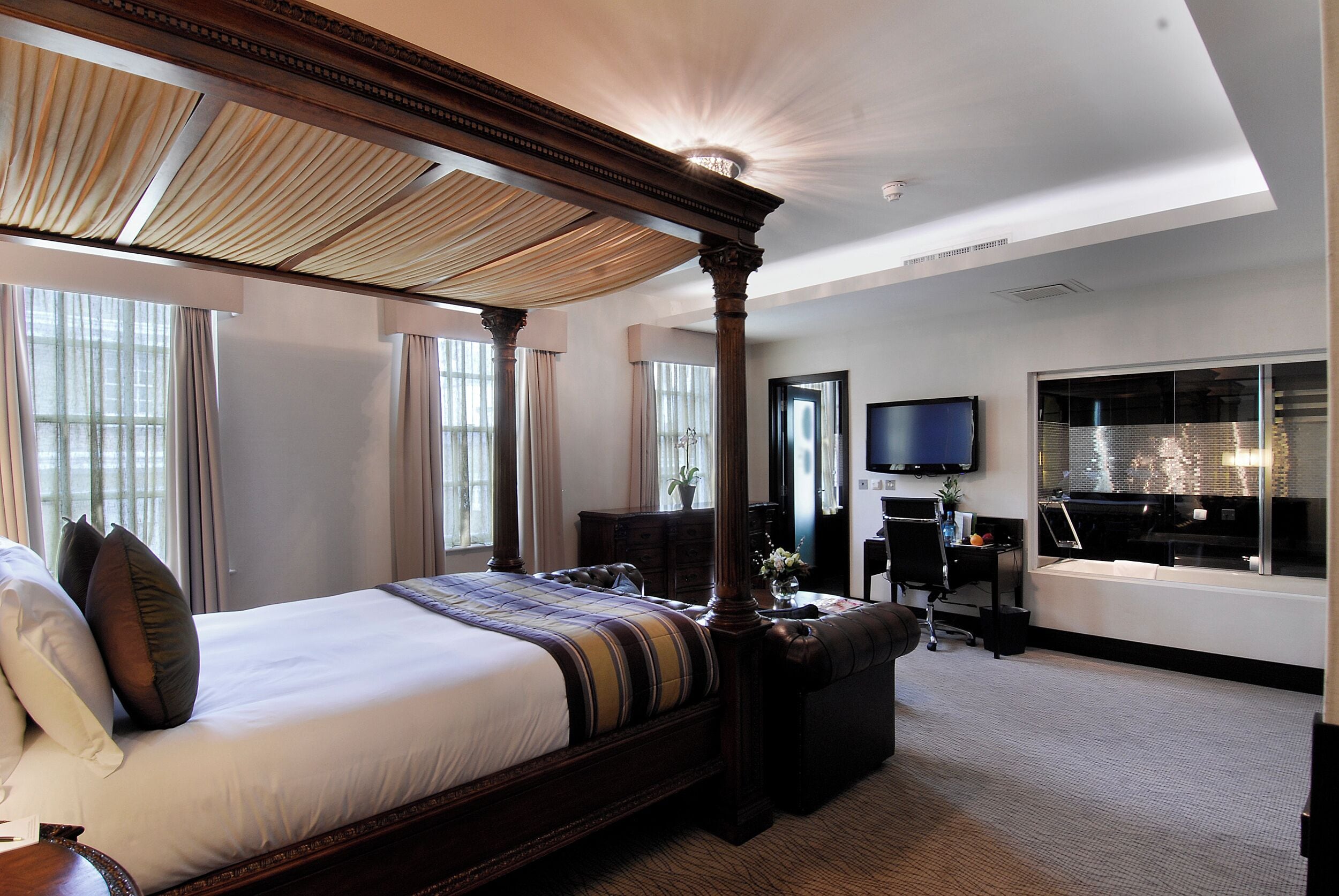 Suite – superior | Safe på rommet, skrivebord, lydisolert og strykejern/-brett