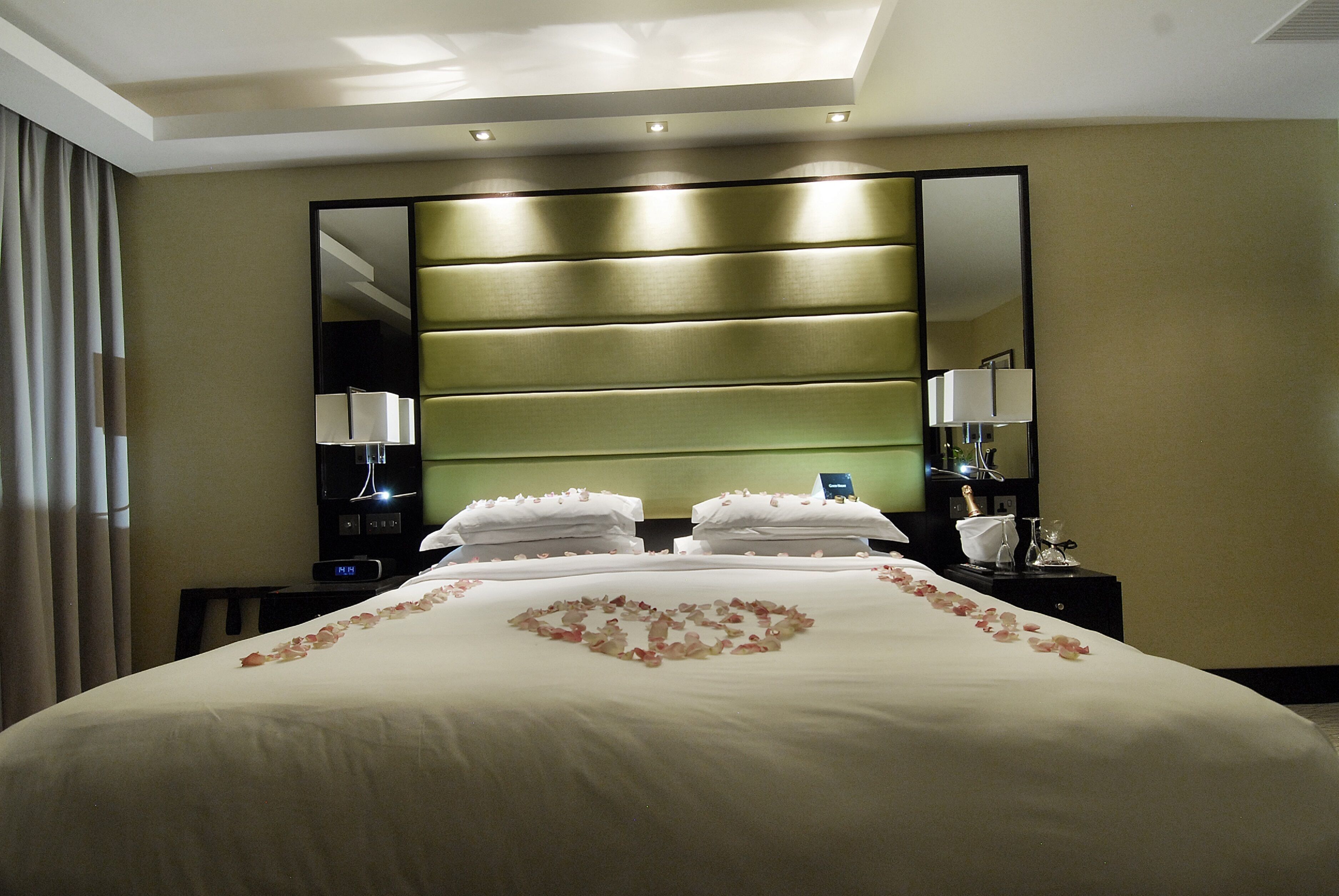 Χρηματοκιβώτιο στο δωμάτιο, γραφείο, ηχομόνωση, σίδερο/σιδερώστρα 