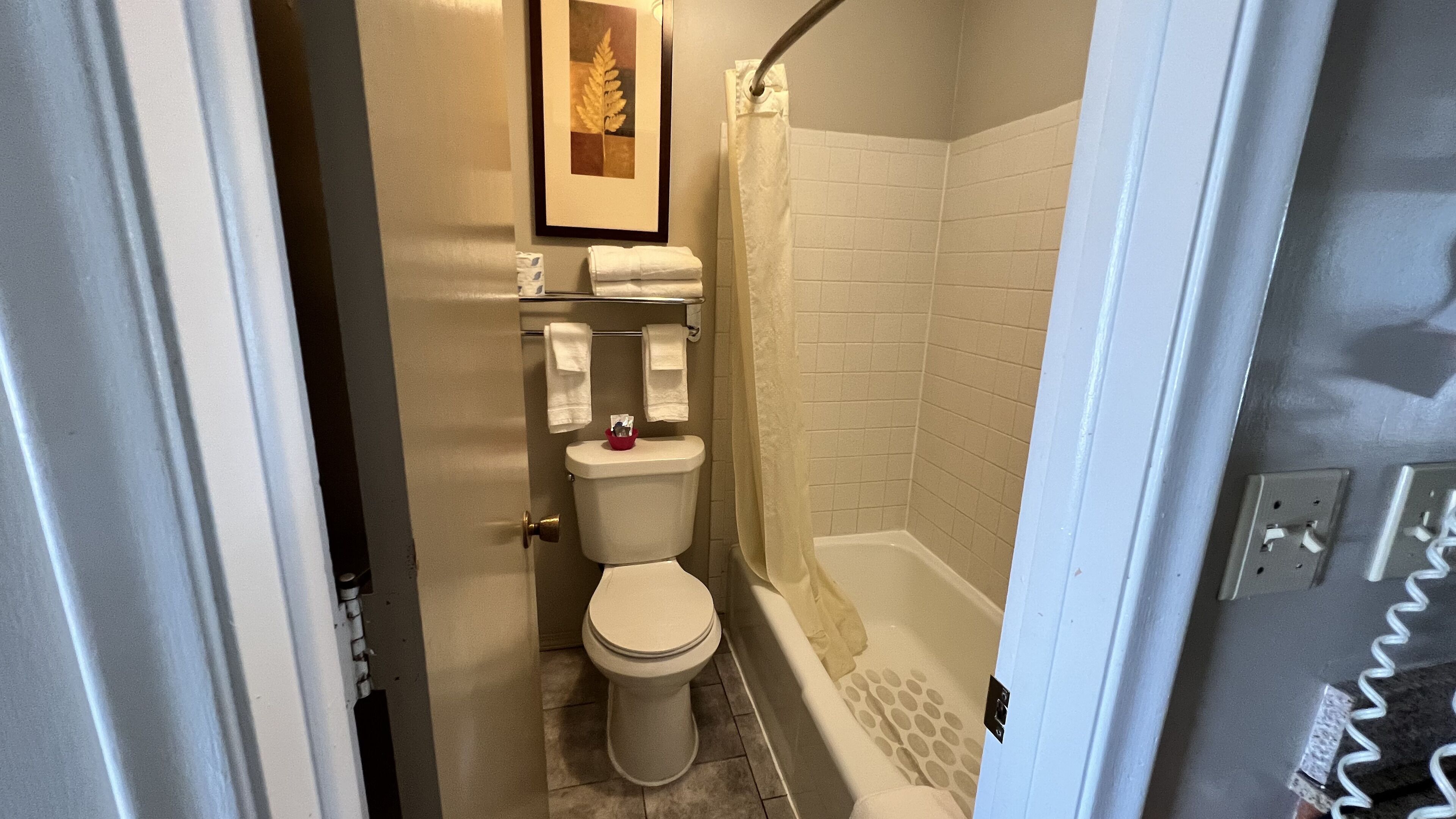 Un baño con inodoro, ducha y bañera.