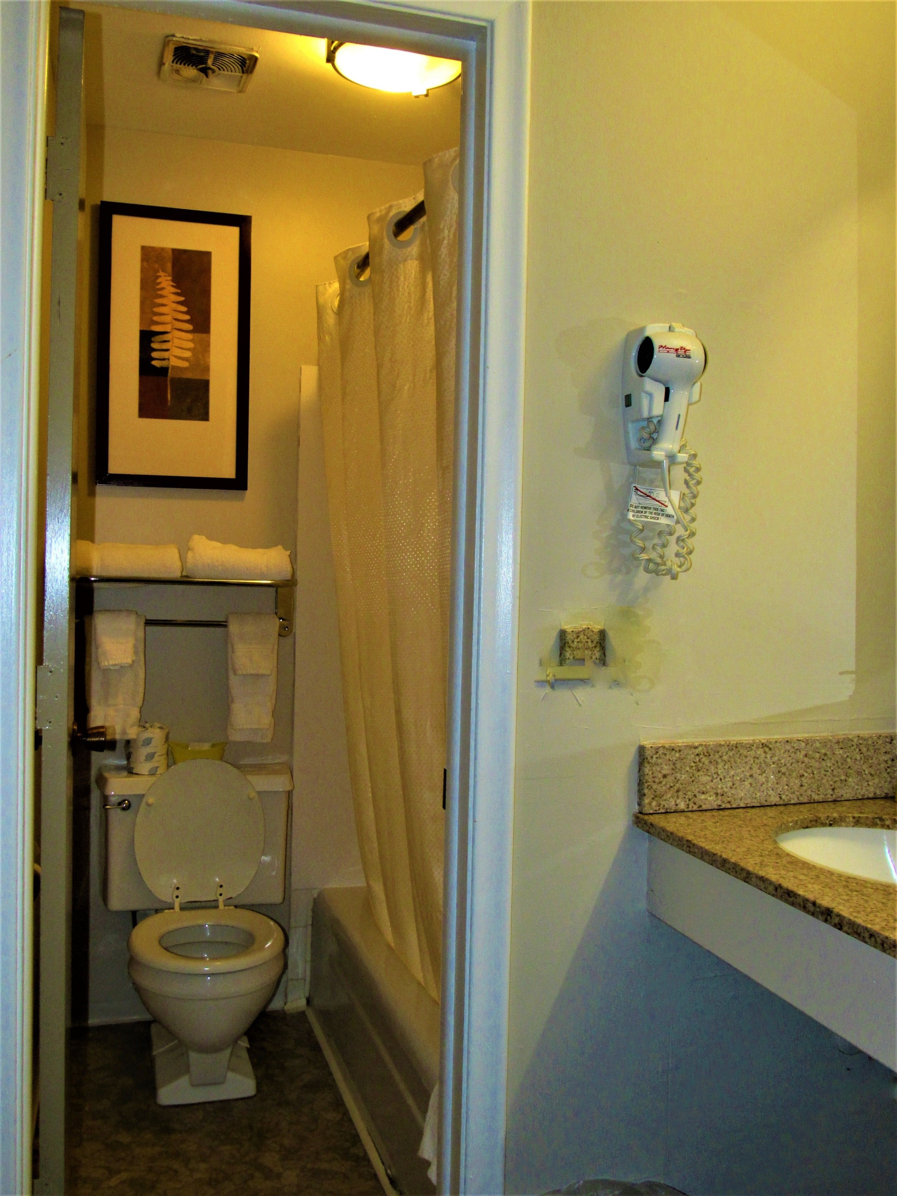 Combined shower/tub, hair dryer, towels