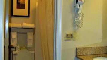 Duschwanne, Haartrockner, Handtücher