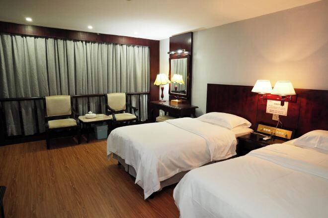 Minibar, in-room safe, alarm clocks