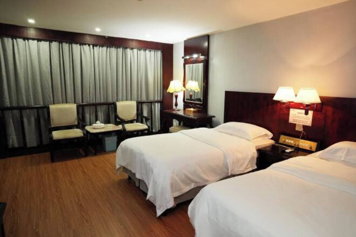 Minibar, in-room safe, alarm clocks