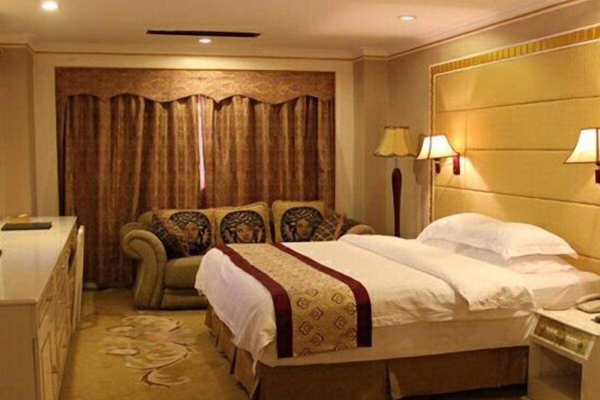 Minibar, in-room safe, alarm clocks