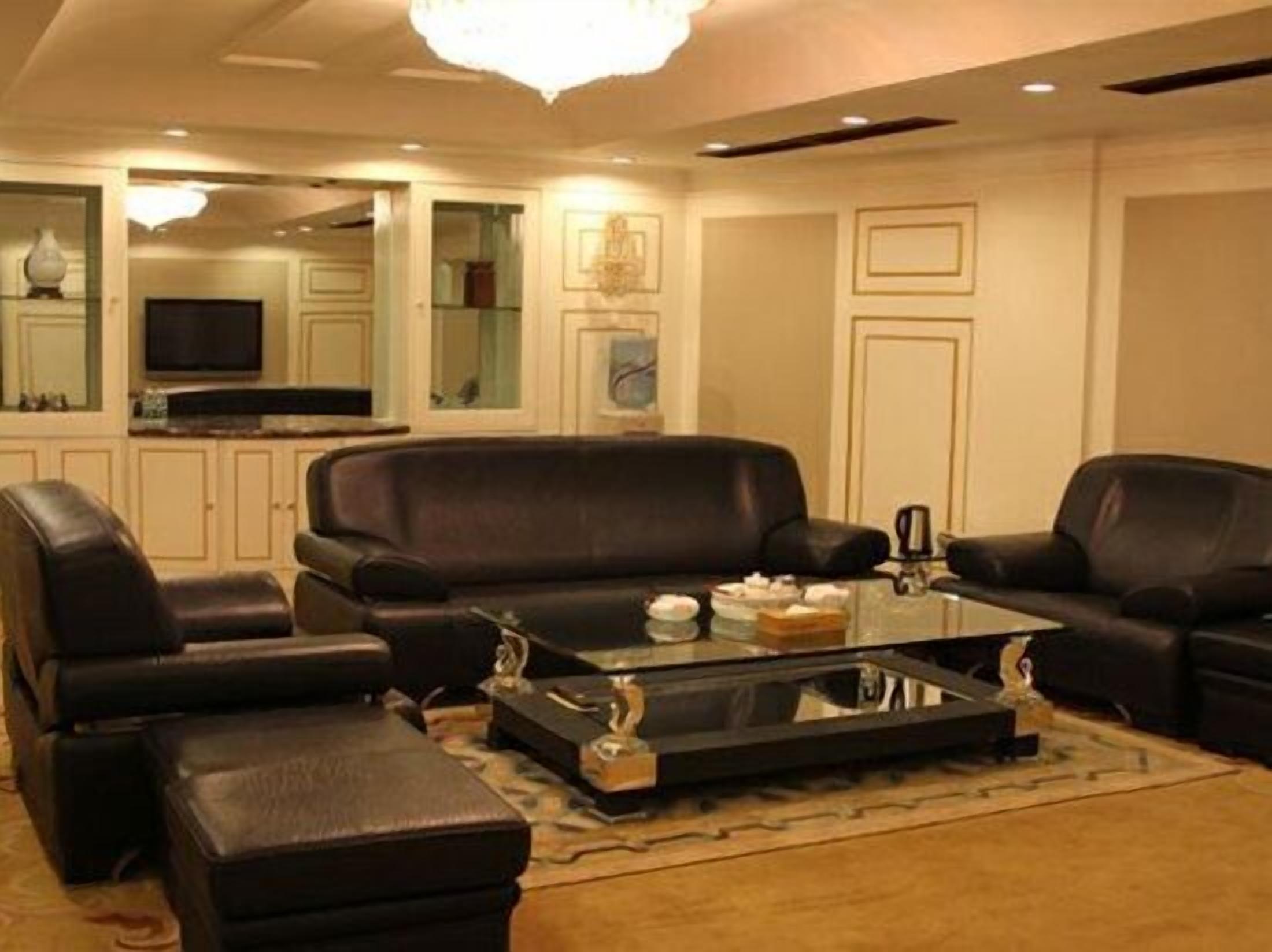 Minibar, in-room safe, alarm clocks