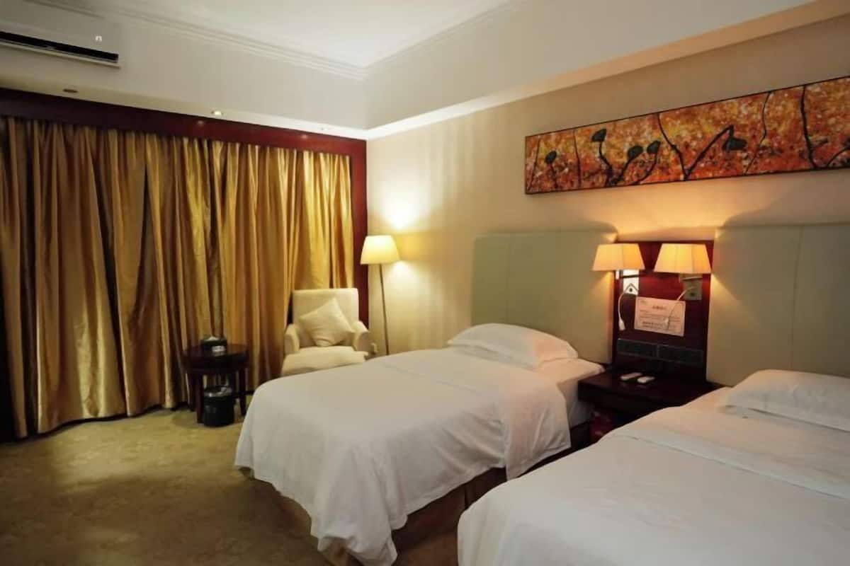 Minibar, in-room safe, alarm clocks