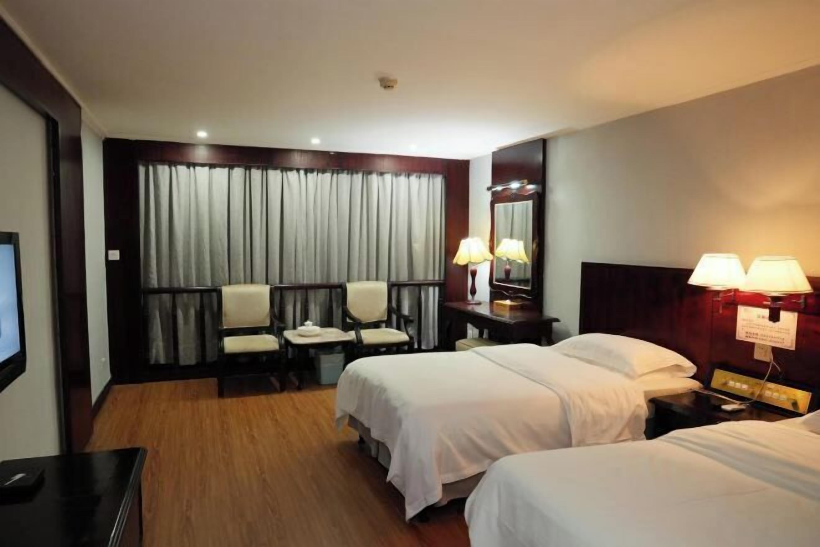 Minibar, in-room safe, alarm clocks