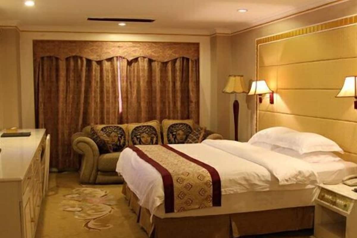 Minibar, in-room safe, alarm clocks