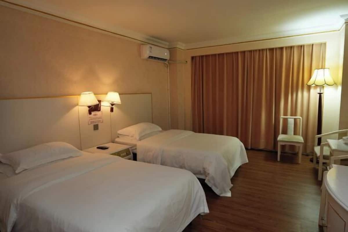 Minibar, in-room safe, alarm clocks