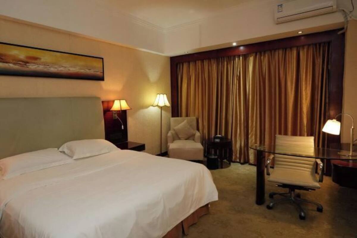 Minibar, in-room safe, alarm clocks