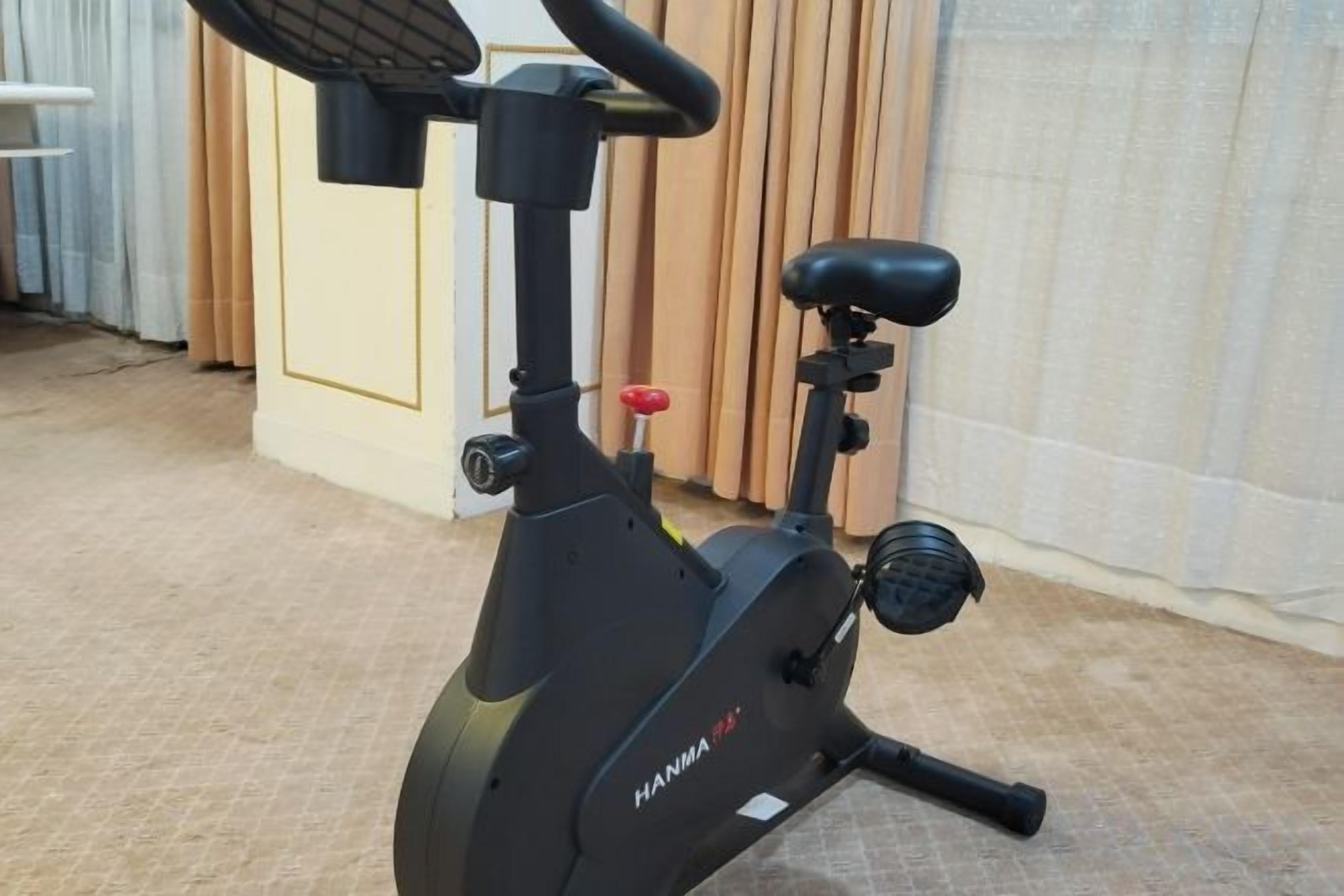 Una bicicleta estática con panel de control y asiento.