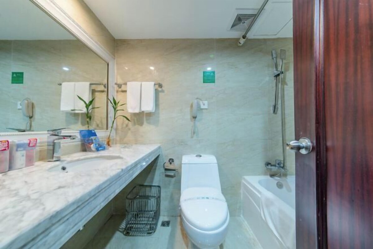 Un baño moderno con lavamanos, inodoro y bañera de mármol.