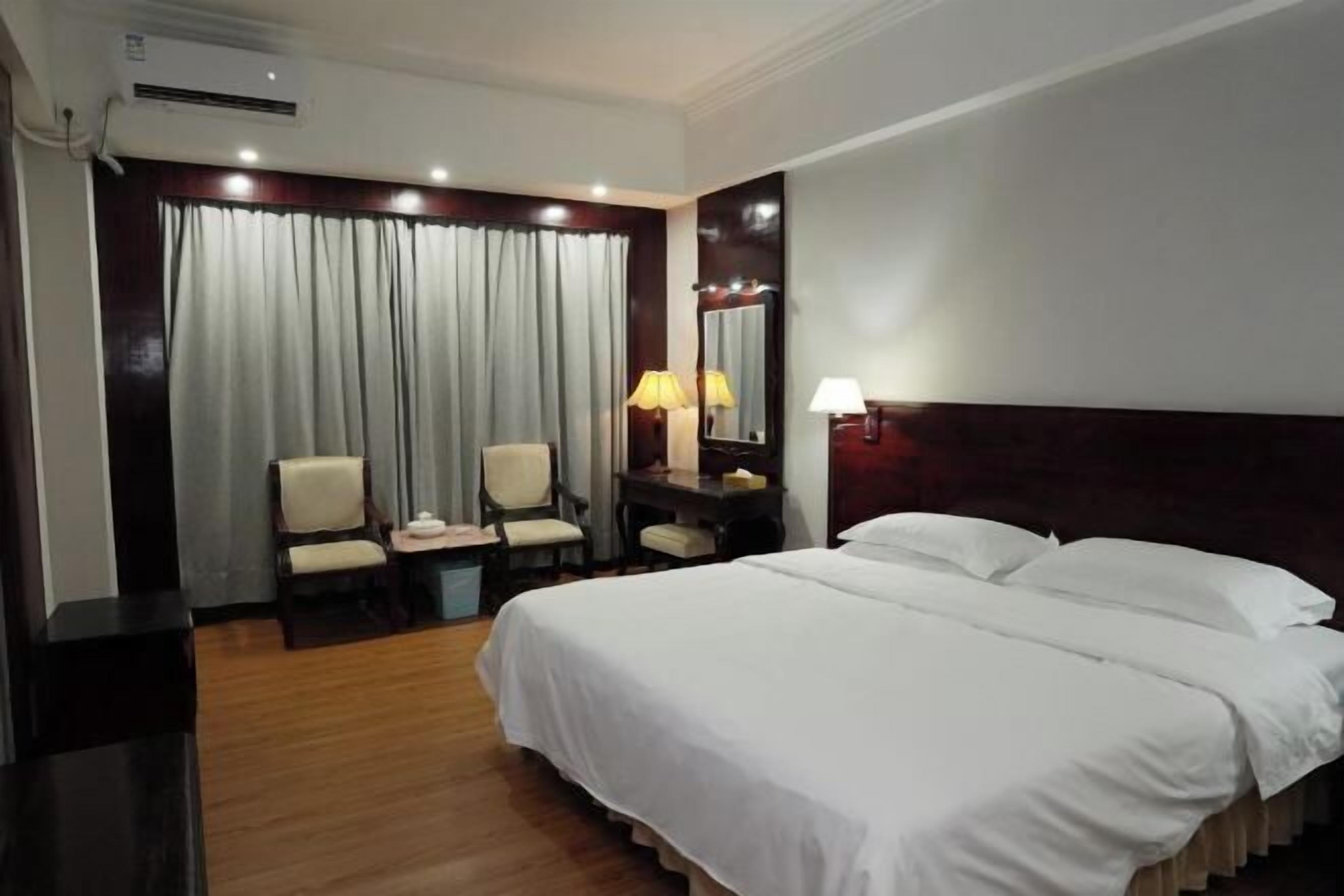 Minibar, in-room safe, alarm clocks