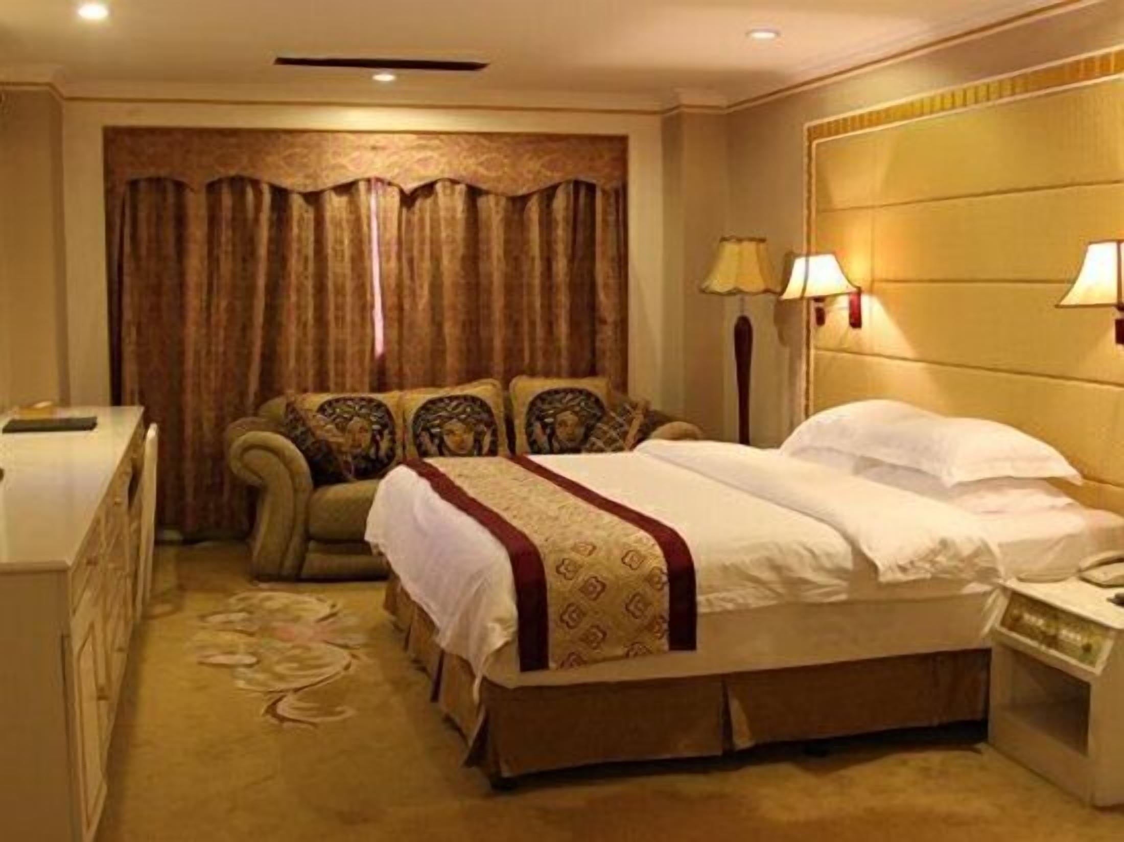 Minibar, in-room safe, alarm clocks