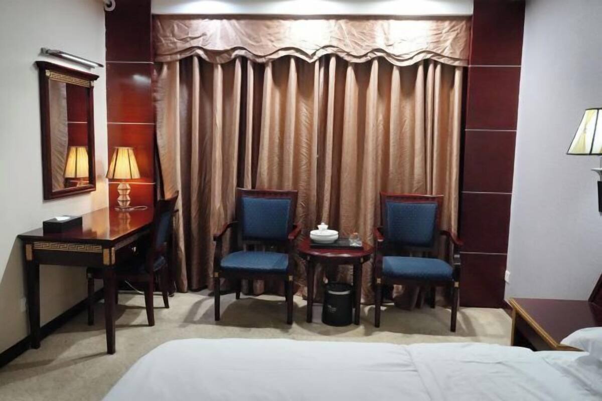 Minibar, in-room safe, alarm clocks