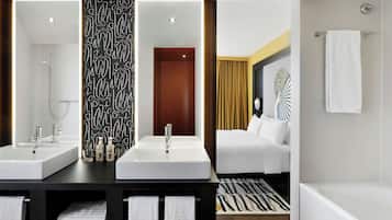 Suite – club, 1 kingsize-seng med sovesofa | Bad | Kombinert dusj/badekar, toalettartikler (inkludert) og hårføner