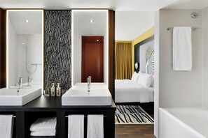 Club Suite, 1 King Bed with Sofa bed | Bathroom | Combined shower/tub, free toiletries, hair dryer, towels - Renaissance Zürich Tower Hotel (Zürich)