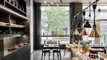 2 restaurants; breakfast, lunch, and dinner served